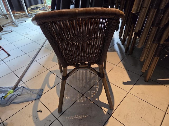 Lot vierkante terrastafels en stoelen - afbeelding 3 van  11