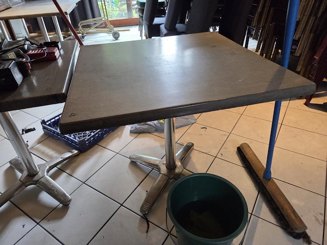 Lot vierkante terrastafels en stoelen - afbeelding 6 van  11