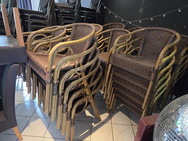 Lot vierkante terrastafels en stoelen - afbeelding 8 van  11