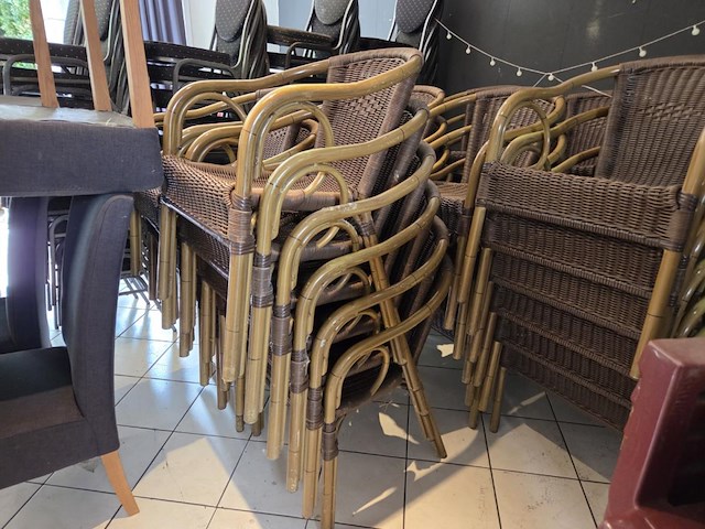 Lot vierkante terrastafels en stoelen - afbeelding 10 van  11