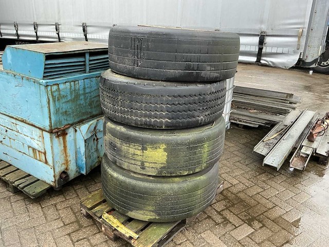 Lot vrachtwagenbanden en velgen - afbeelding 1 van  9