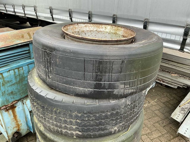 Lot vrachtwagenbanden en velgen - afbeelding 2 van  9