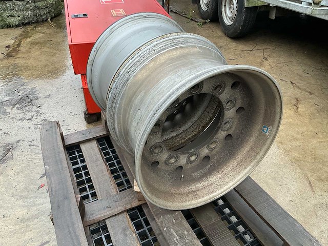 Lot vrachtwagenbanden en velgen - afbeelding 5 van  9