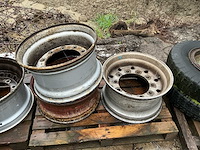 Lot vrachtwagenbanden en velgen - afbeelding 7 van  9