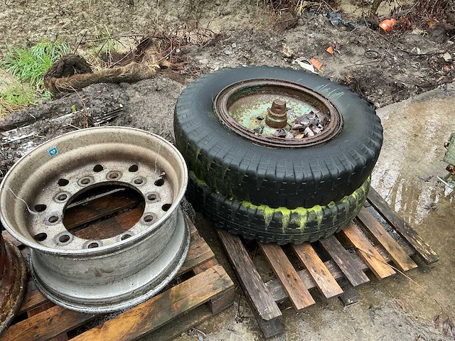 Lot vrachtwagenbanden en velgen - afbeelding 8 van  9