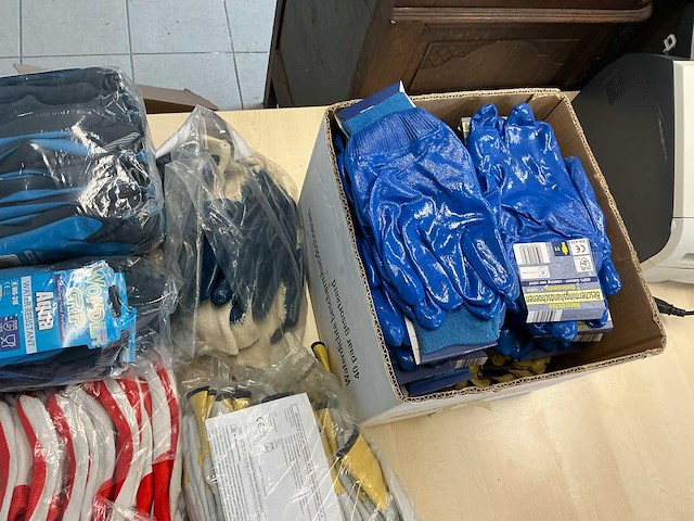 Lot werkhandschoenen 95 paar overige werkkleding - afbeelding 1 van  8