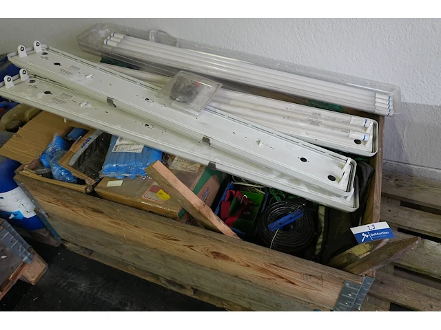 Lot werkmateriaal met tl-armaturen en kabels - afbeelding 1 van  10