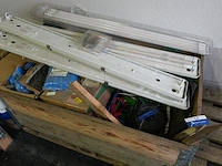 Lot werkmateriaal met tl-armaturen en kabels - afbeelding 1 van  10