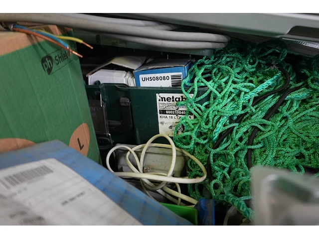 Lot werkmateriaal met tl-armaturen en kabels - afbeelding 3 van  10