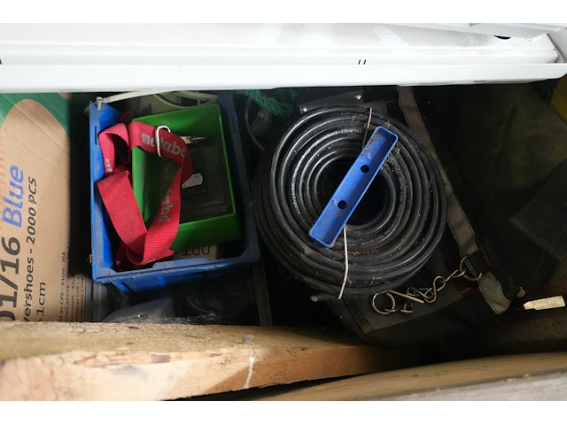 Lot werkmateriaal met tl-armaturen en kabels - afbeelding 5 van  10