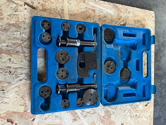 Lot werkmateriaal - afbeelding 3 van  9