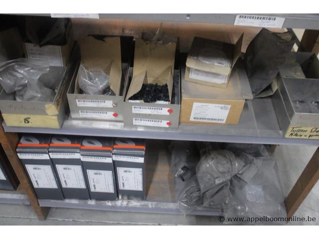 Lot werkplaatsbenodigdheden, lasdraad, slijpschijven, schuurbanden, diverse kleine onderdelen, tapes - afbeelding 3 van  8