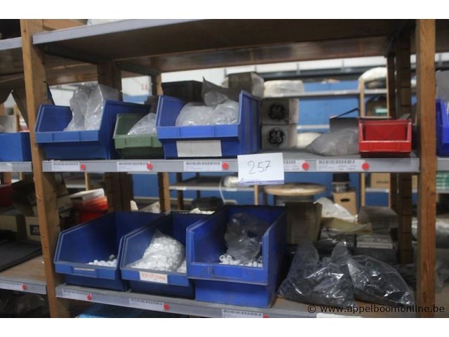 Lot werkplaatsbenodigdheden, lasdraad, slijpschijven, schuurbanden, diverse kleine onderdelen, tapes - afbeelding 6 van  8