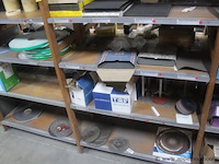 Lot werkplaatsbenodigdheden, lasdraad, slijpschijven, schuurbanden, diverse kleine onderdelen, tapes - afbeelding 7 van  8