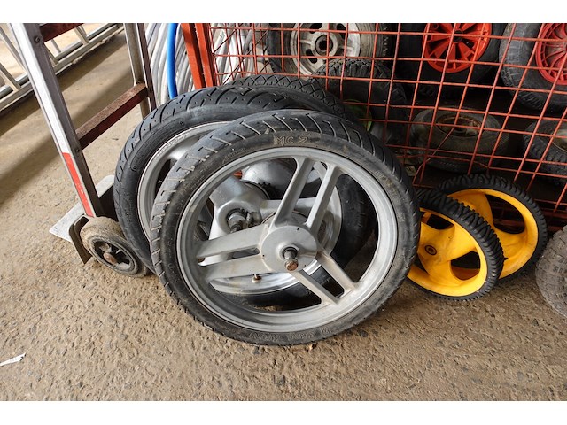 Lot wielen met kar - afbeelding 5 van  12