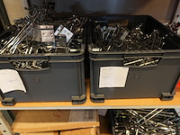Lot winkelhaken chroom enkel & dubbel | ±1.008 stuks - afbeelding 1 van  5