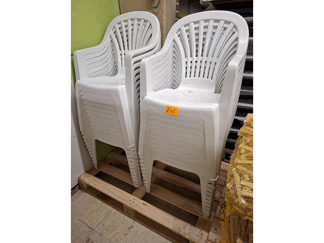 Lot witte pvc tuinstoelen ( 25 st ) - afbeelding 1 van  1