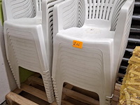 Lot witte pvc tuinstoelen ( 25 st ) - afbeelding 1 van  1