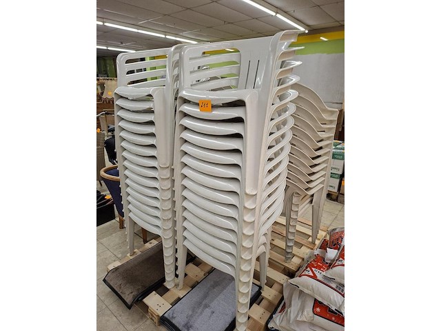 Lot witte pvc tuinstoelen ( 28 st ) - afbeelding 1 van  2