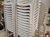 Lot witte pvc tuinstoelen ( 28 st ) - afbeelding 1 van  2