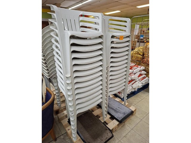 Lot witte pvc tuinstoelen ( 28 st ) - afbeelding 2 van  2