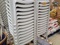 Lot witte pvc tuinstoelen ( 28 st ) - afbeelding 2 van  2