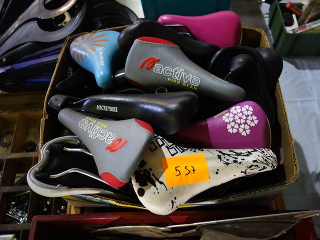 Lot zadels - afbeelding 1 van  1