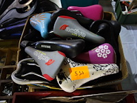 Lot zadels - afbeelding 1 van  1