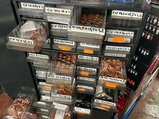 Lot zekeringen, batterijen en koperen afdichtingsringen - afbeelding 1 van  7