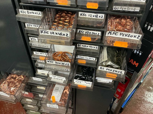 Lot zekeringen, batterijen en koperen afdichtingsringen - afbeelding 2 van  7