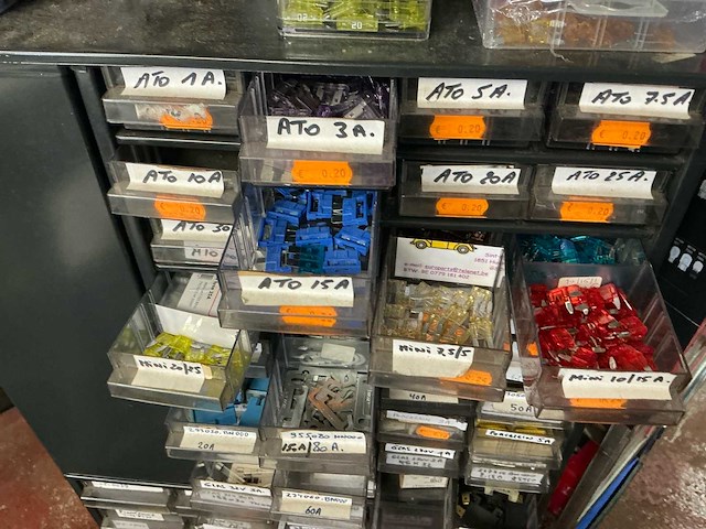 Lot zekeringen, batterijen en koperen afdichtingsringen - afbeelding 3 van  7