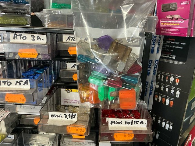 Lot zekeringen, batterijen en koperen afdichtingsringen - afbeelding 5 van  7