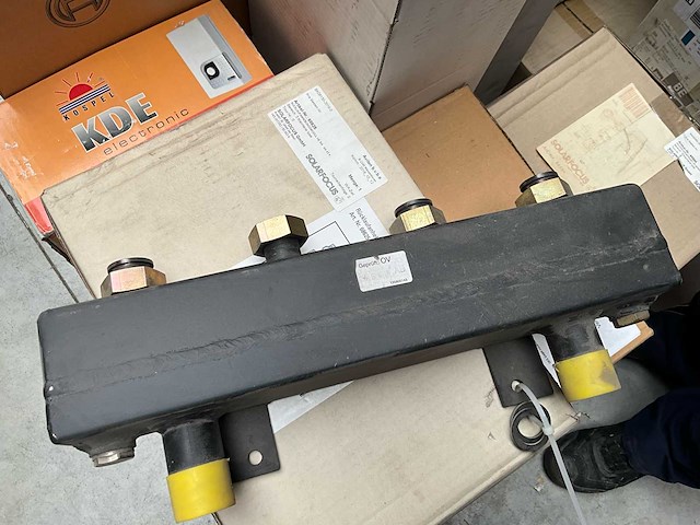 Lot zonneboiler onderdelen – solarfocus pompstations + bosch boiler + sturingen + collector - afbeelding 2 van  10