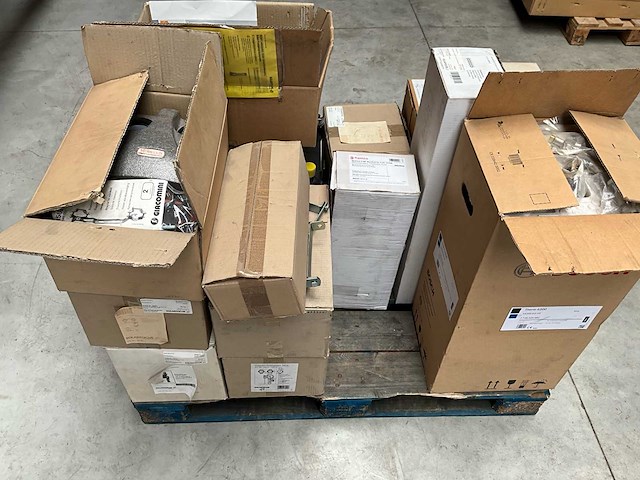 Lot zonneboiler onderdelen – solarfocus pompstations + bosch boiler + sturingen + collector - afbeelding 1 van  10