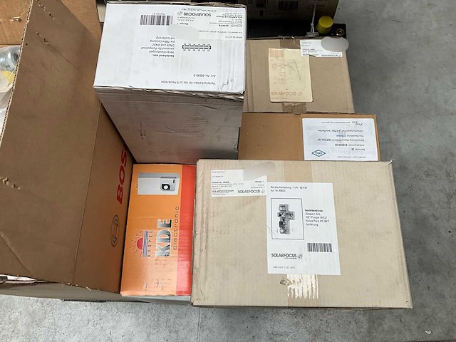 Lot zonneboiler onderdelen – solarfocus pompstations + bosch boiler + sturingen + collector - afbeelding 1 van  1
