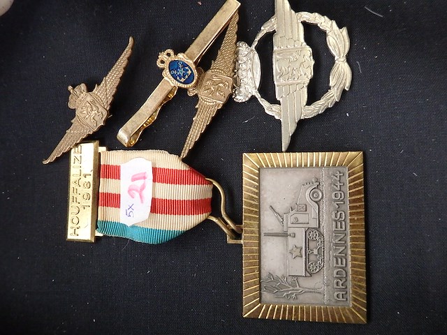 Lotje militaire tekens - afbeelding 1 van  1