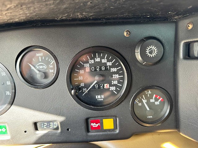 Lotus - esprit 2.2 turbo - oldtimer - afbeelding 29 van  44