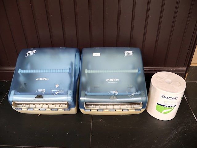 Lotus professional handdoekdispensers (x2) - afbeelding 1 van  5