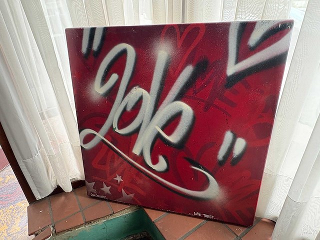 Love table street art graffiti kunstwerk - afbeelding 3 van  3