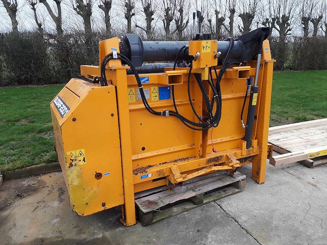 Lucas - bg - feed distributor - 2014 - afbeelding 1 van  7