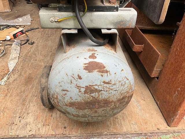 Luchtcompressor en generator - afbeelding 4 van  5