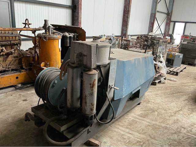 Luchtcompressor met spuitinstallatie - afbeelding 7 van  13