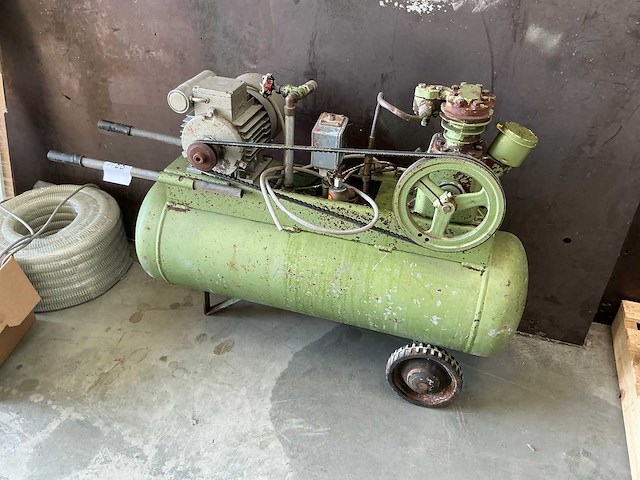 Luchtcompressor - afbeelding 1 van  3