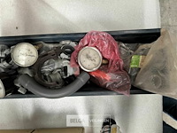 Luchtdrukmeter, sluitingen en 2 vuilbakjes - afbeelding 3 van  4