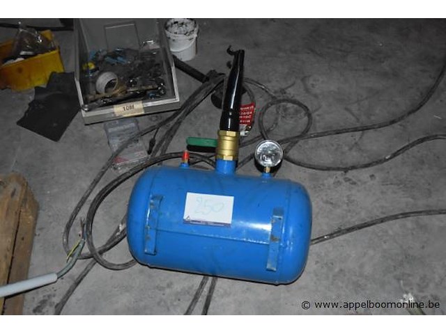 Luchttank met blaaspistool, werking niet gekend - afbeelding 1 van  1