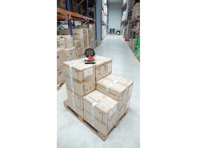 Luxibel - set 32x b par105rgbw v2 - various light equipment (32x) - afbeelding 1 van  3