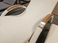 Luxury lounge ligbed wave wit met kussen taupe - teak armleuning - afbeelding 3 van  6