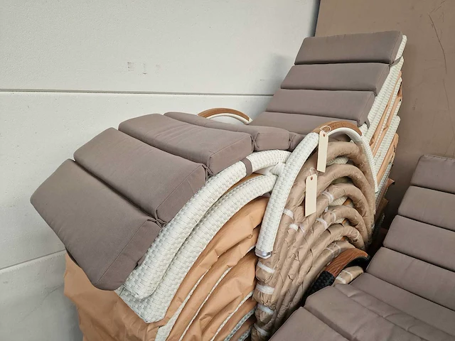 Luxury lounge ligbed wave wit met kussen taupe - teak armleuning - afbeelding 5 van  6