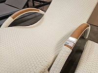 Luxury lounge ligbed wave wit met kussen taupe - teak armleuning - afbeelding 2 van  3