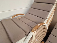 Luxury lounge ligbed wave wit met kussen taupe - teak armleuning - afbeelding 3 van  3